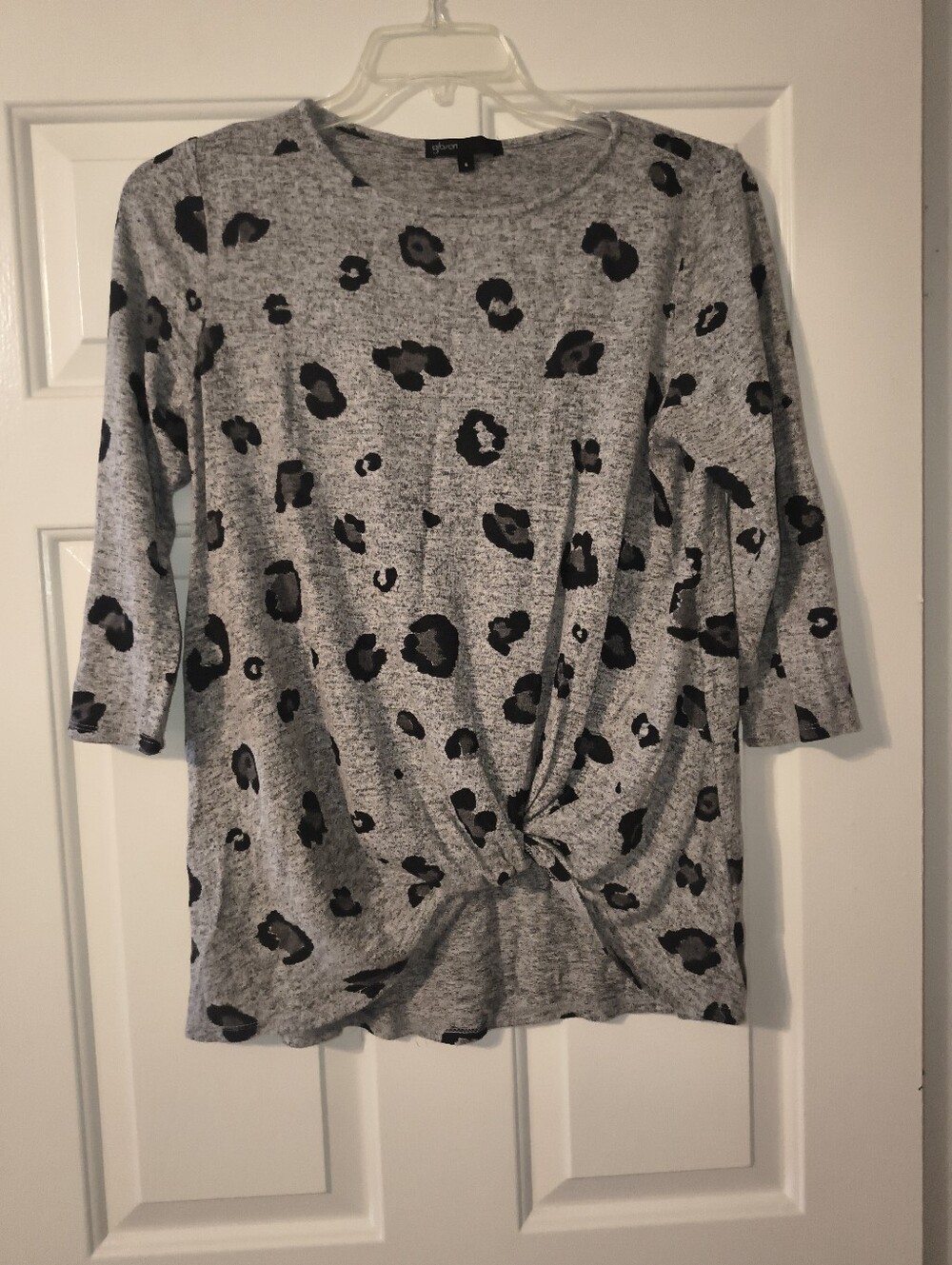 Gibson gray leopard print knit top, size S